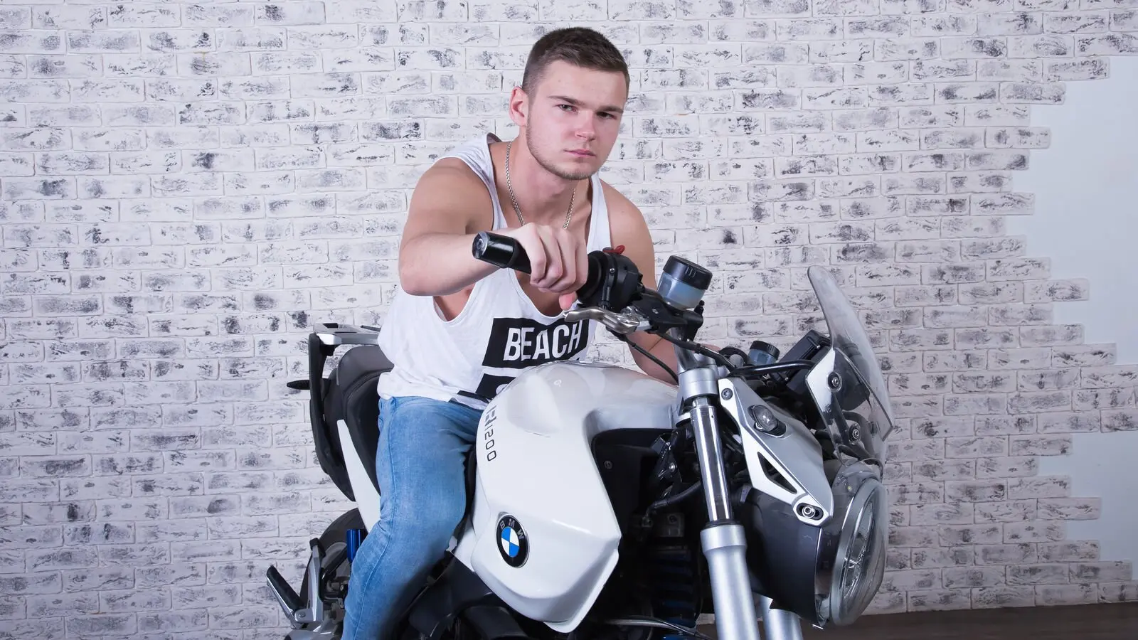 RobinGud's Premium Pictures and Videos